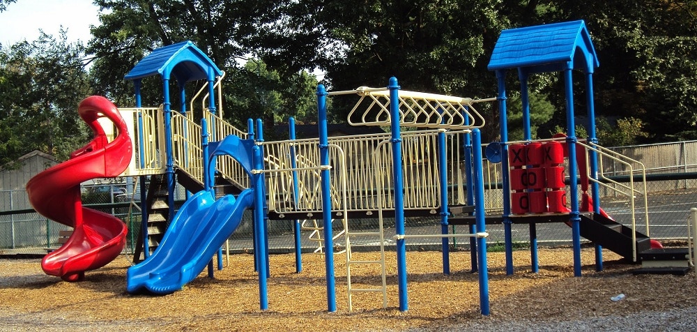 How to clean outdoor playground equipment? 1